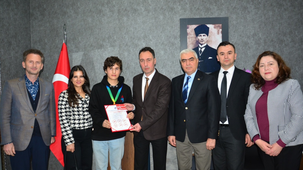 Altın madalya kazanarak dünya birinciliği elde eden öğrencimiz Efe S.,bu büyük başarısını İlçe Milli Eğitim Müdürümüz Abdullah Şahin ile paylaştı.